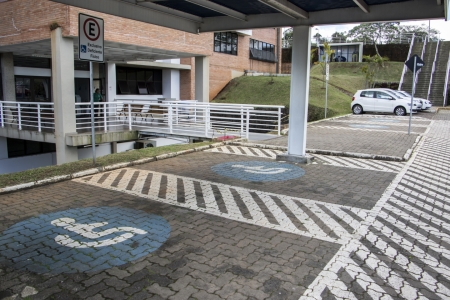 Estudantes com mobilidade reduzida podem utilizar espaos especiais no campus da Univates