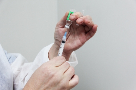 Pesquisa realizada por estudante da Univates avalia o impacto da vacinao contra a covid-19 no nmero de internaes e bitos em Lajeado