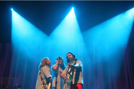 Especial de Dia das Mes: em maio, Teatro Univates recebe espetculo em tributo aos Bee Gees