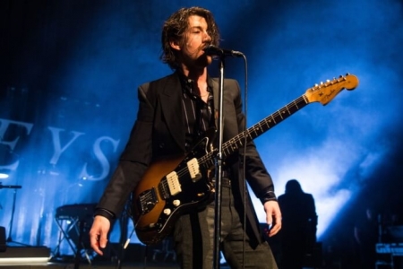 Arctic Monkeys volta aos palcos com surpresa no primeiro show de 2022