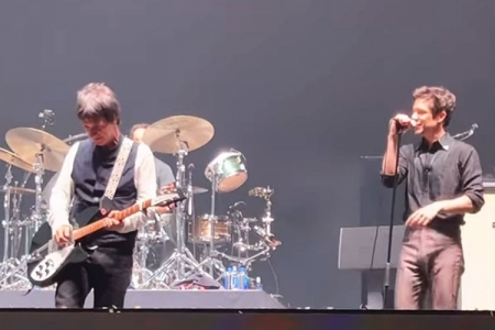 The Killers leva Johnny Marr ao palco para tocar clssicos dos Smiths