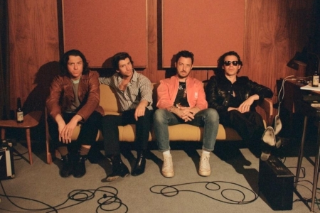 Alex Turner diz que novo disco do Arctic Monkeys se liga ao incio da banda