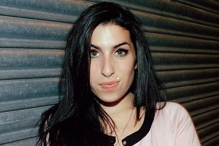 Em 2004, Amy Winehouse arrepiava o mundo com sua voz e uma guitarra
