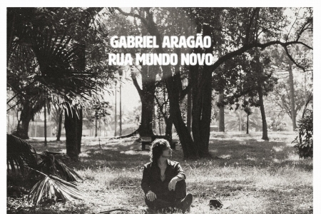 Gabriel Arago se reinventa em debut solo produzido por Marcelo Camelo
