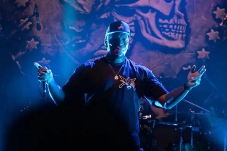 Fs do Sepultura confrontam homem racista e nazista no show da banda