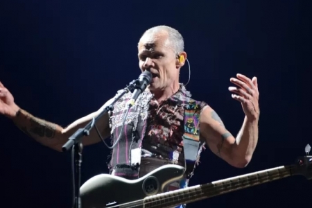 Flea, do Red Hot Chili Peppers, homenageia f brasileira que morreu