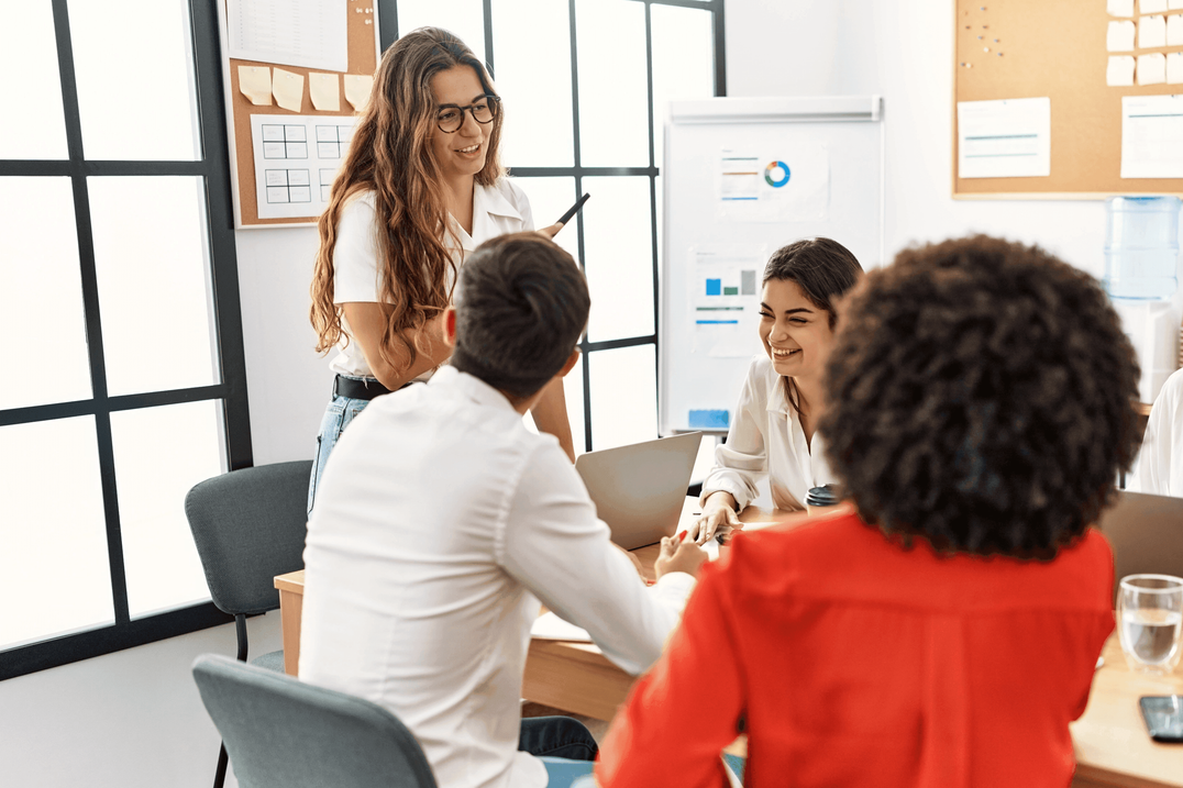 Equipe em reunião estratégica durante diagnóstico organizacional e definição de capacitação corporativa sob medida da Univates
