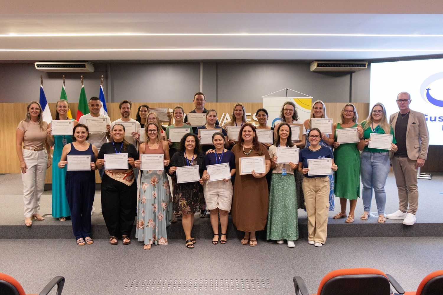 Univates entrega certificados de especialização a docentes do Gustavo Adolfo