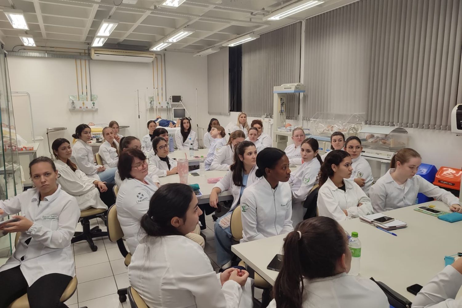 Cursos de graduação e técnico em Enfermagem da Univates realizam aula conjunta para promover experiências de aprendizagem diferenciadas