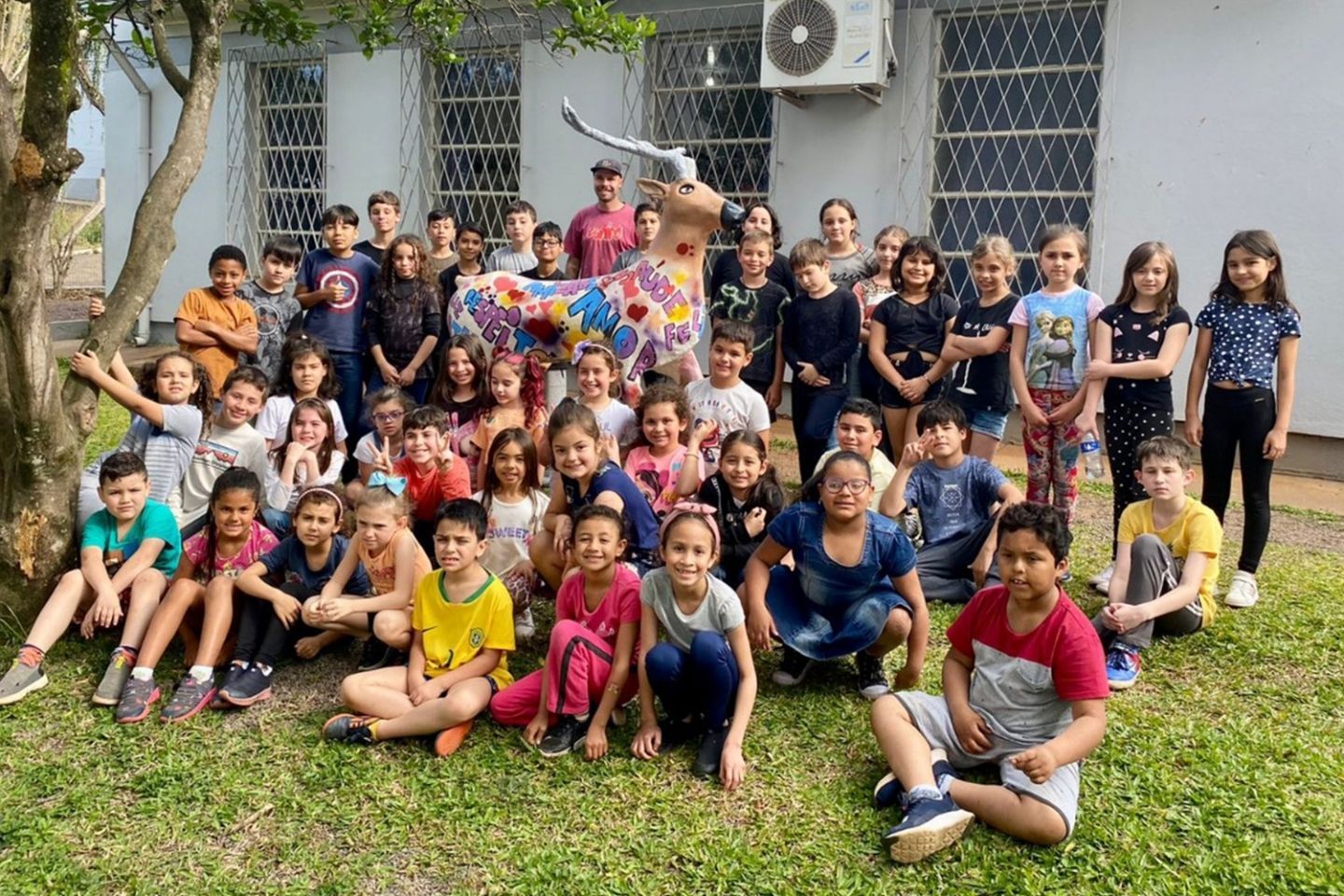 Alunos de escolas de Lajeado pintam renas na ação Adote uma Rena Natalina, do Natal do Coração
