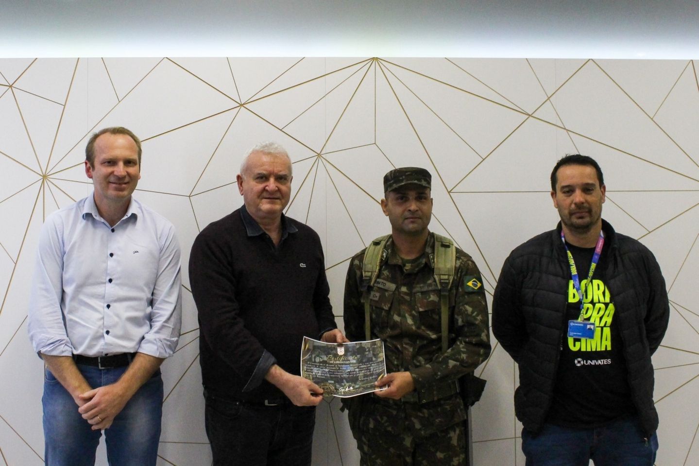 Comando da 8ª Brigada de Infantaria Motorizada entrega reconhecimento à Univates por apoio prestado na Operação Taquari