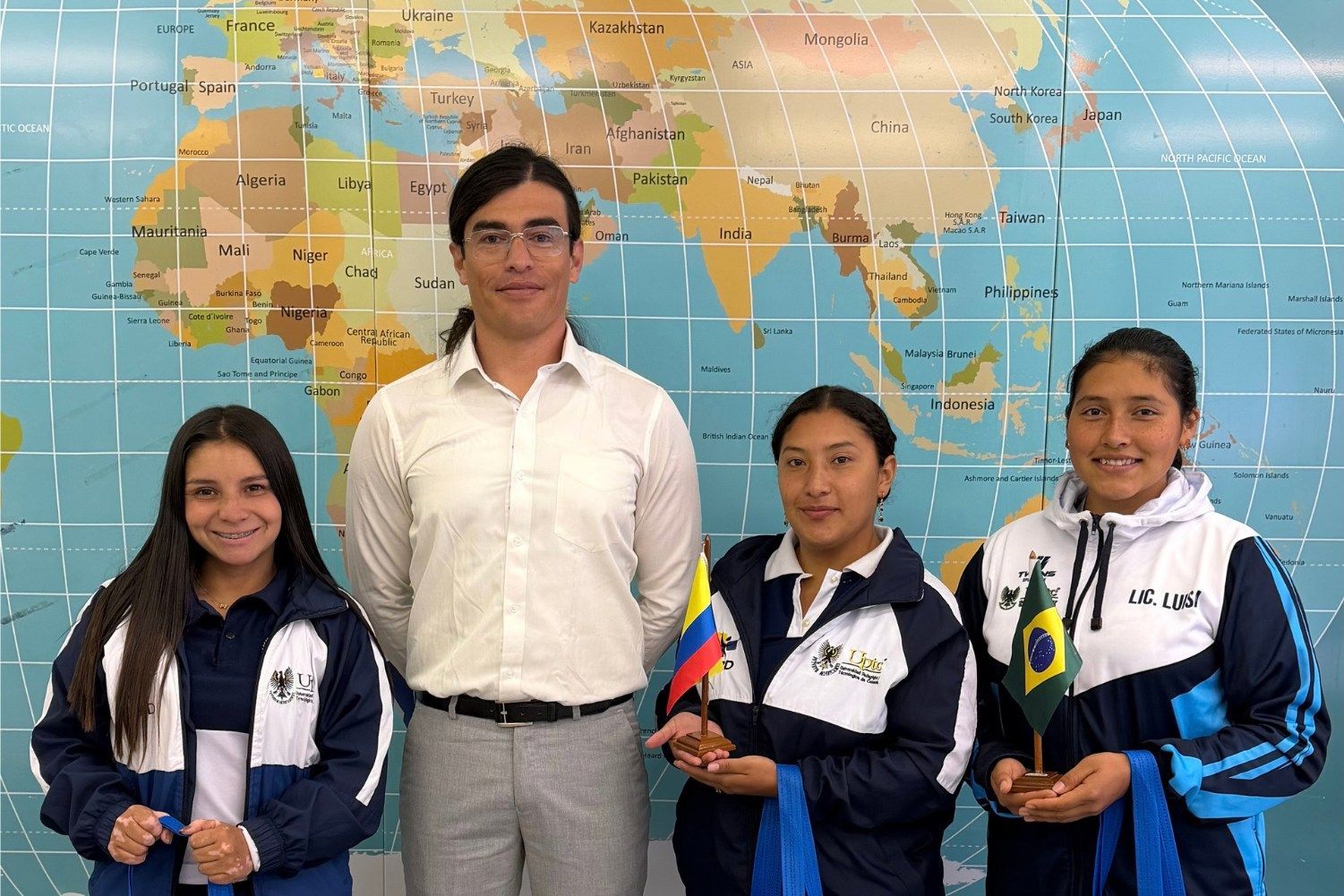 Professor colombiano participa de atividades acadêmicas na Univates por meio do programa Teaching Across Borders
