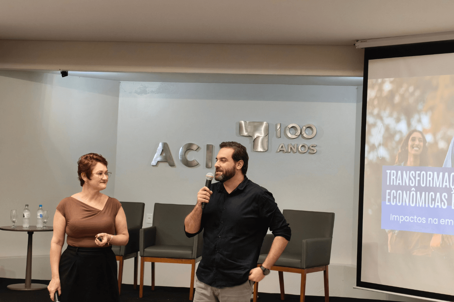 Representantes da Univates debatem impactos das transformações sociais, econômicas e geracionais na empregabilidade durante reunião-almoço da Acil