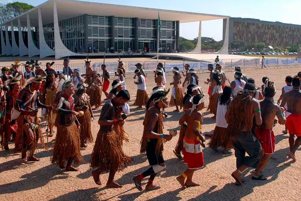 Indigenas da Terra Indígena Caramuru-Paraguaçu, na Bahia, em protesto em frente ao STF