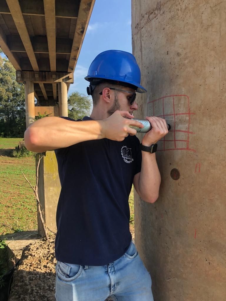 Estudantes e diplomados do curso de Engenharia Civil da Univates vêm desenvolvendo diversos trabalhos na área de vistoria das OAE. Na foto está Mateus Bresciani.