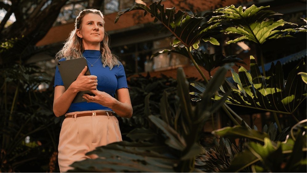 Profissional em ambiente corporativo ilustrando soluções de educação corporativa e capacitação empresarial da Universidade Corporativa da Univates