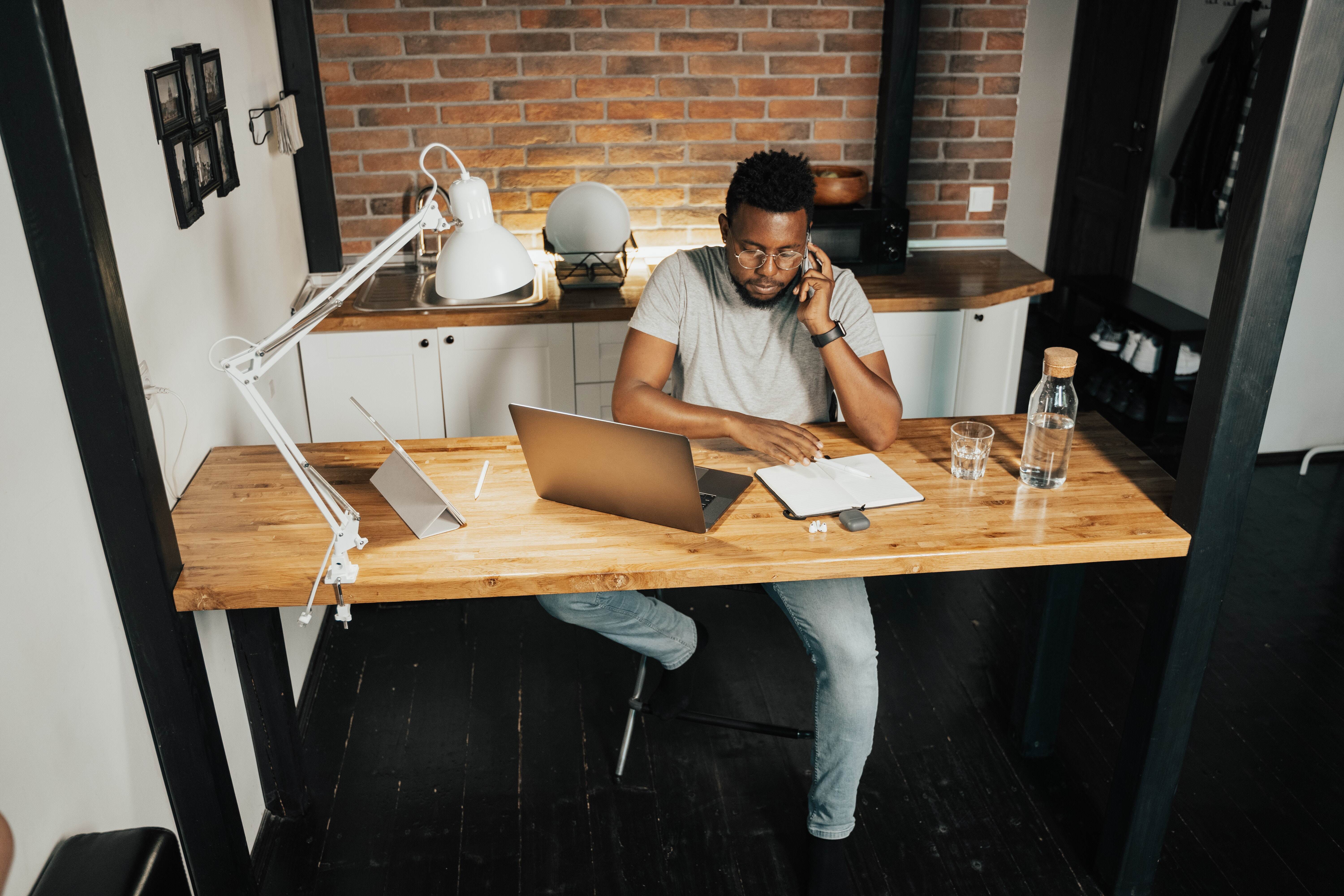 Home office: conheça as profissões que estão em alta.