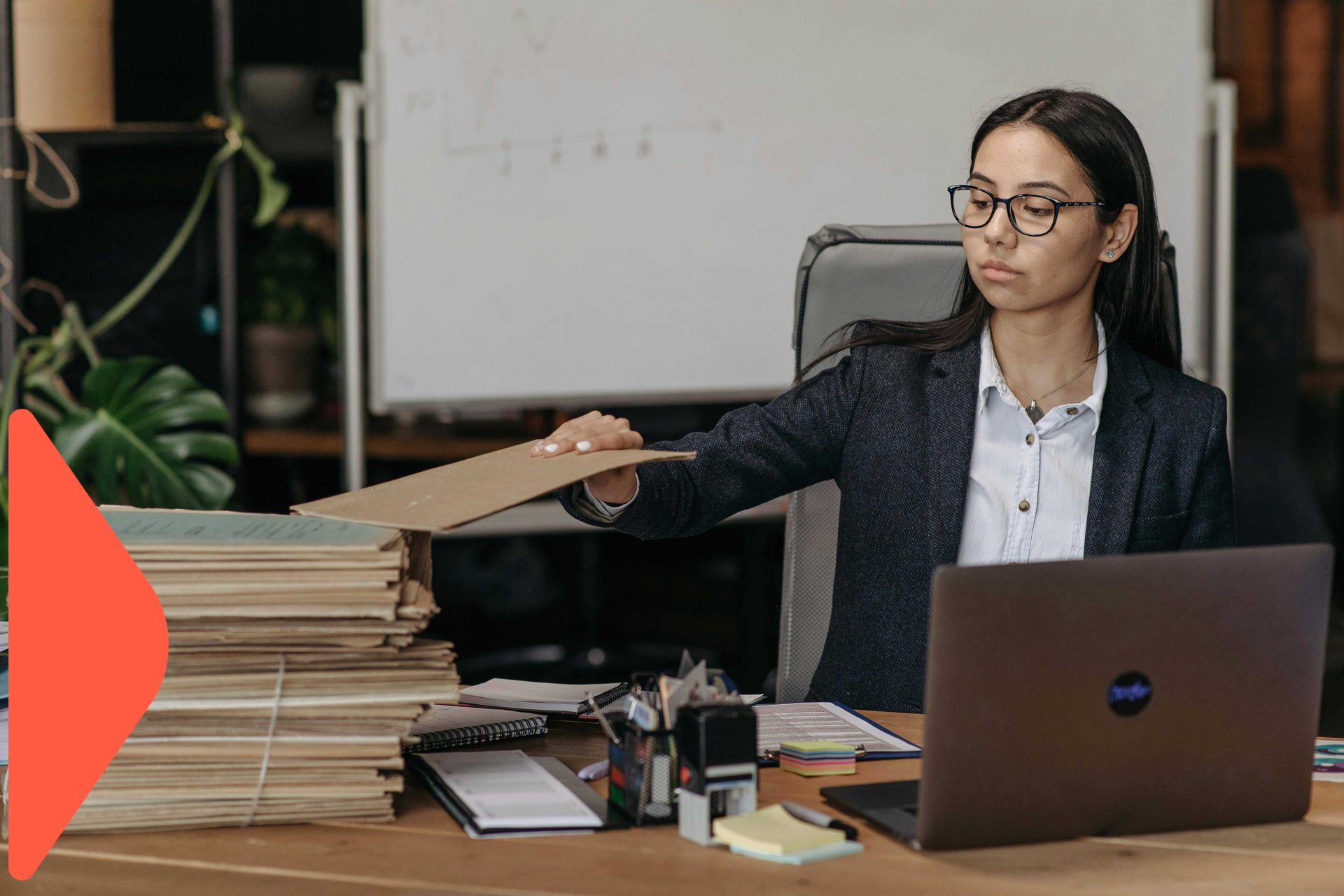 Profissional desenvolvendo habilidades de gestão e liderança em MBA de Administração