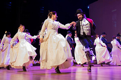 Integrantes do CTG Querncia do Arroio do Meio em apresentao