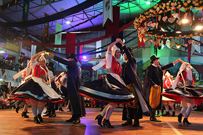 Integrantes do Grupo de Danas Folclricas de Estrela em apresentao