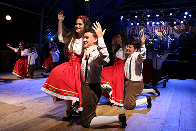 Grupo de Danas Folclricas Italianas La Barca em apresentao