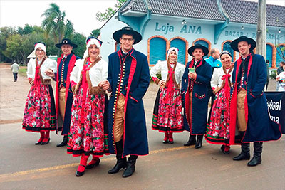 Integrantes do grupo em desfile