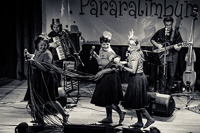 Integrantes do Parartimbm em apresentao