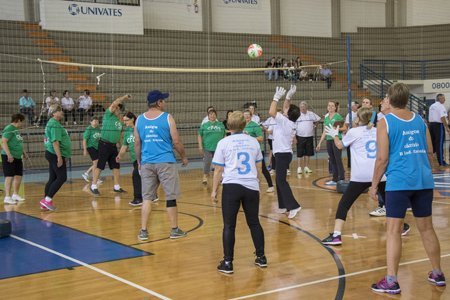 Encontro re�ne cerca de 250 idosos