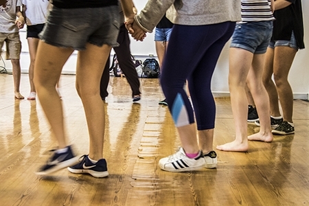 Diferenas culturais so integradas por meio de danas e capoeira