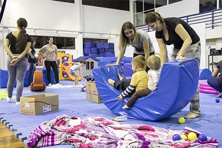 Turma de Pedagogia recebe bebs para ensino da corporeidade