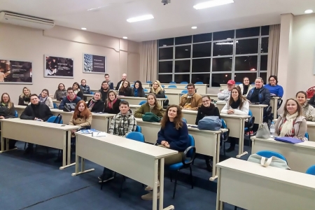 Professora romena compartilha experincias de aprendizagem da Lngua Inglesa