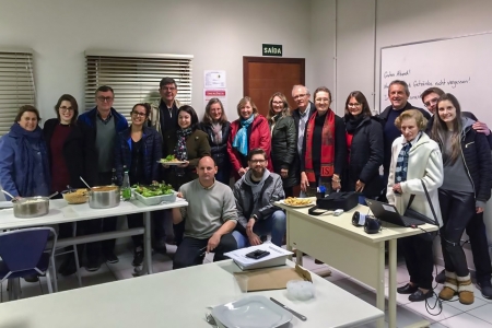 Alunos do curso de alemo encerram as atividades com jantar gastronmico