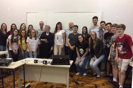 Estudantes do Idiomas recebem professora e musicista canadense