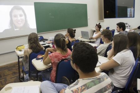 Alunos de Cincias Biolgicas da Univates participam de videoconferncia em sala de aula