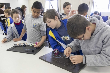 Aprender Experimentando Jr recebe mais de 400 crianas para explorar conceitos de forma ldica