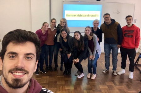 Alunos do Univates Idiomas discutem sobre Direitos Humanos