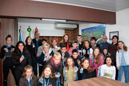 Alunos de Marques de Souza recebem medalhas em prova de nata��o na Univates