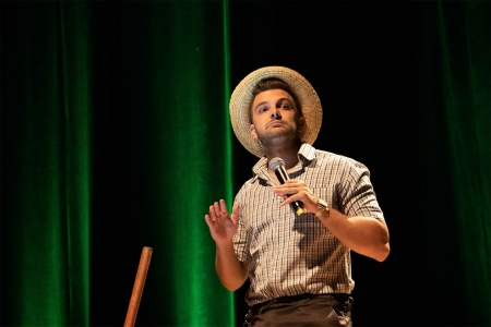 Badin, o colono, estar novamente no Teatro Univates, desta vez acompanhado por Dona Maria