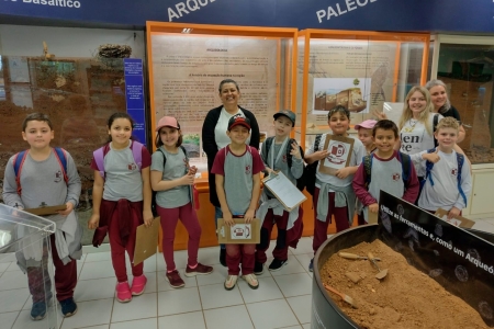 Alunos da Emef Porto Novo, de Lajeado, se encantam com descobertas de pesquisas realizadas na Univates