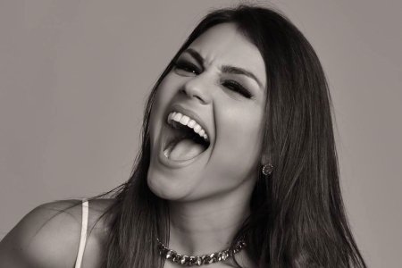 Uma das maiores comediantes do Brasil, Bruna Louise, se apresenta no Teatro Univates no domingo