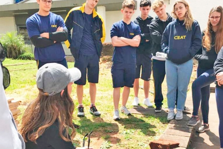 Trabalho arqueolgico resgata fragmentos antigos em Igreja Evanglica de Lajeado