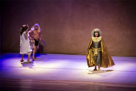 Pea Hermanoteu na Terra de Godah ser apresentada no Teatro Univates na prxima sexta-feira