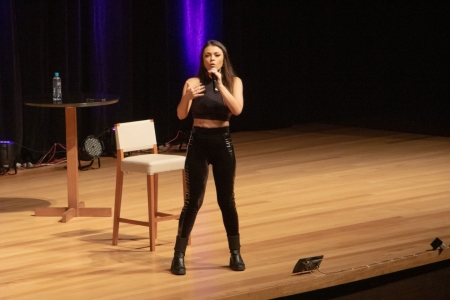 Bruna Louise volta ao Teatro Univates em abril para apresentar seu novo show de stand up “Ela Tá Correndo Atrás!”