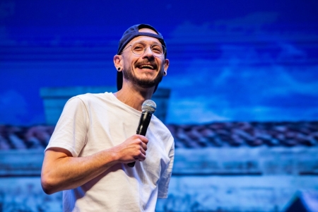 Marcito Castro retorna ao Teatro Univates para apresentar seu solo de stand up Tu Acha Que Eu No Te Dole?
