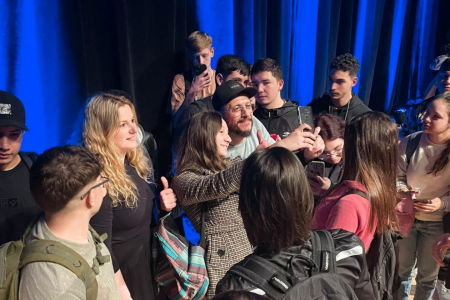 Humorista Marcito Castro faz apresentao surpresa para estudantes do Castelinho no Teatro Univates