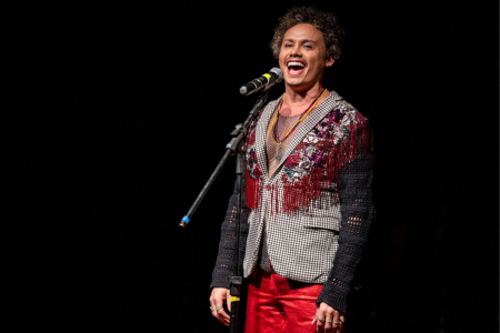 Silvero Pereira traz ao Teatro Univates espetculo que homenageia Belchior