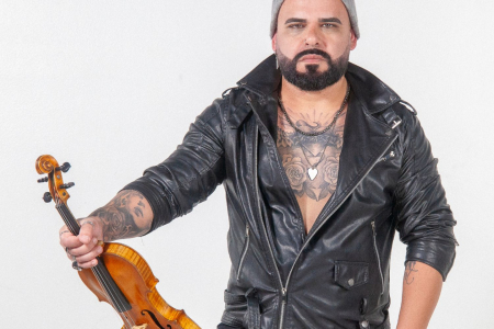 Teatro Univates recebe pela primeira vez o show Rock Concert, apresentado pelo violinista Luciano Reis e banda