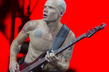 Flea ir lanar biografia com passagens turbulentas do Red Hot Chili Pepper