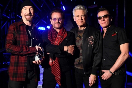 U2 valoriza o amor no clipe de 'Love Is Bigger Than Anything In Its Way