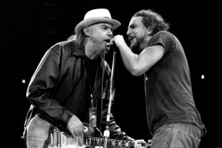 Pearl Jam e Jack White se juntam para tocar clssico de Neil Young